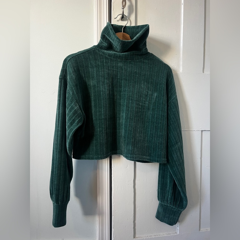 Green longsleeve cropped thick-layer shirt from Altar’d State
